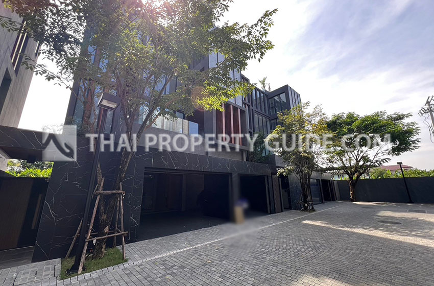 House with Private Pool in Srinakarin 